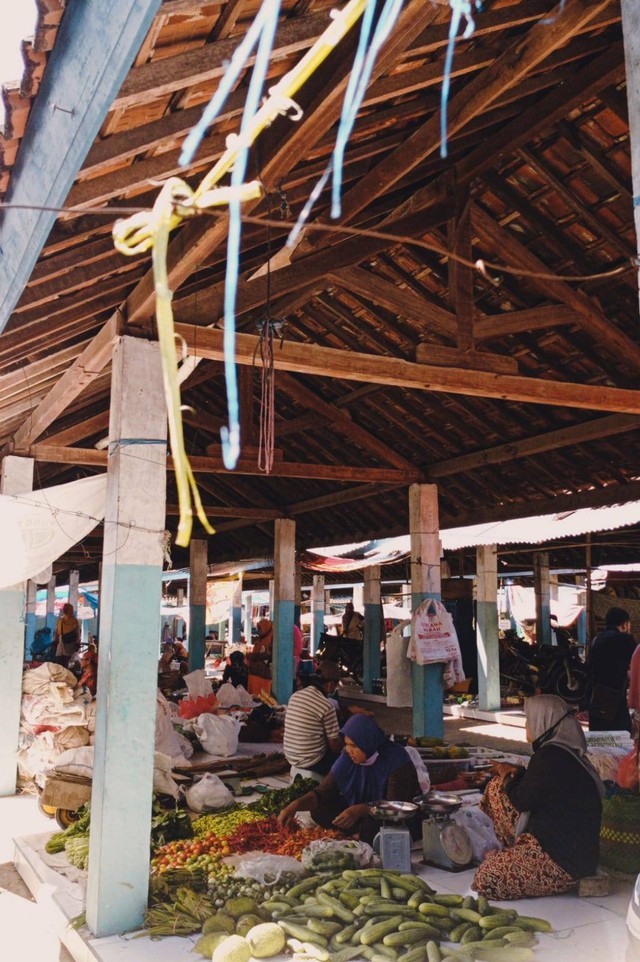 Gambaran kondisi pasar di Ponorogo jawa timur dengan para perilaku UMKM (sumber: foto by amirul nasikhi)