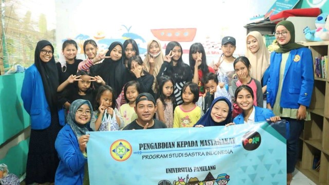 Foto merupakan dokumen pribadi saat melakukan kegiatan pengabdian kepada masyarakat di taman baca Pekan Karya(PEKA) bersama dosen dan mahasiswa Universitas Pamulang.