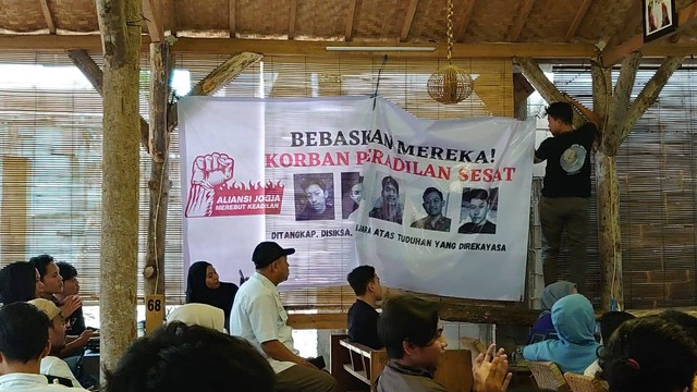 Proses pencopotan spanduk dalam diskusi di sebuah kafe di Yogya yang diisi oleh aktivis HAM, Haris Azhar. Foto: Widi RH Pradana