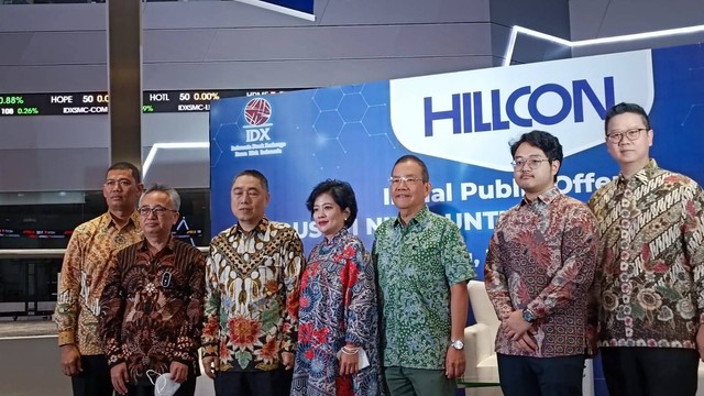 Direksi dan Komisaris PT Hillcon Tbk (HILL) di Gedung Bursa Efek Indonesia (BEI), Jumat (1/3/2023). Foto:  Ghinaa Rahmatika/kumparan
