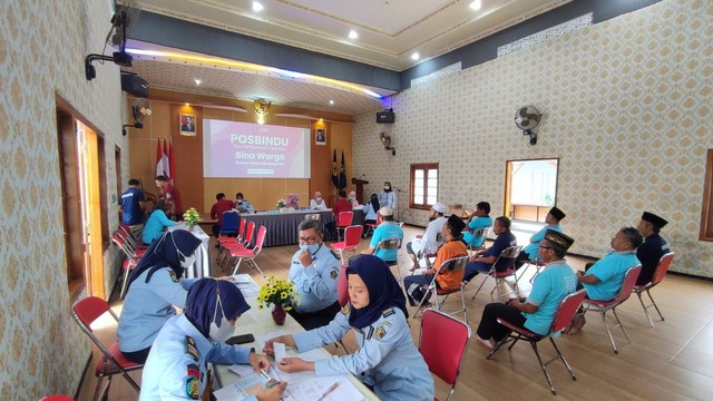 WBP dan Pegawai Rutan Magetan Melakukan Pemeriksaan Kesehatan di Aula Rutan Magetan. Foto : Humas Rutan Magetan