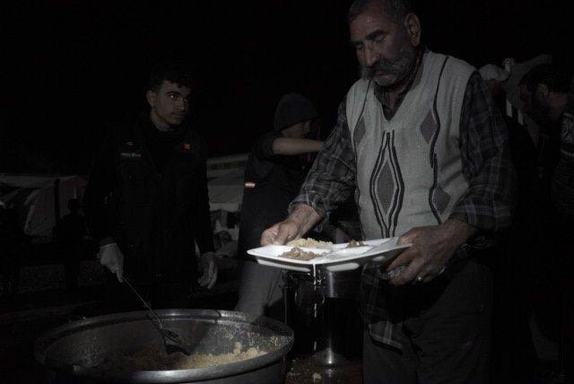 PLN Indonesia Power distribusi 350 porsi makanan siap santap bagi penyintas gempa bumi di Turki. Terletak di Gida Ith Ihr Nak Top, Distrik Antakya, Provinsi Hatay para penyintas terlihat lahap menikmati hidangan pada Sabtu (25/02/2023).