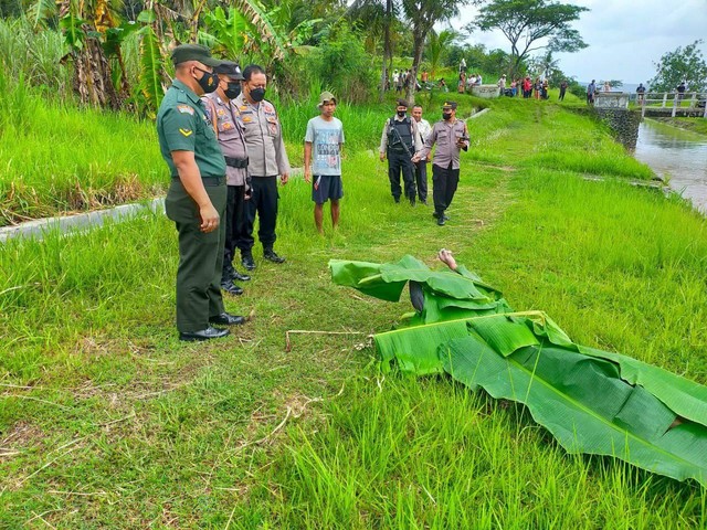 Polisi saat mengevakuasi mayat yang ditemukan di sungai di Kulon Progo. Foto: istimewa