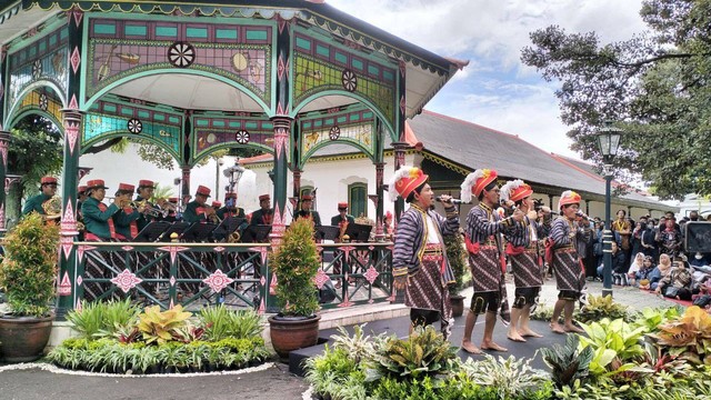 Penampilan orkestra yang dibawakan oleh Keraton Yogyakarta, Rabu (1/3/2023). Foto: Maria Wulan/Tugu Jogja