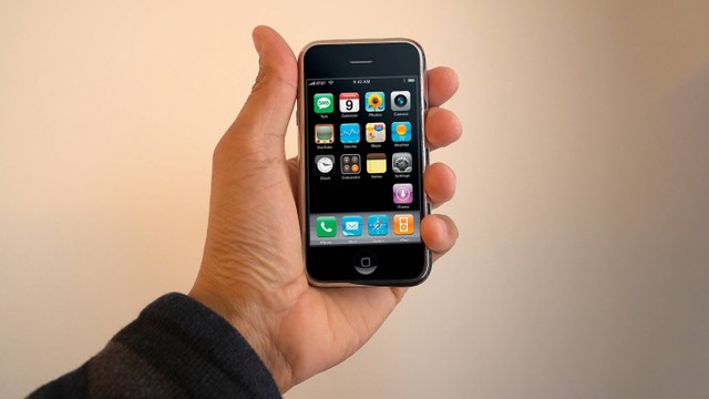 Ilustrasi Apple iPhone generasi pertama (2007). Foto: marleyPug/shutterstock