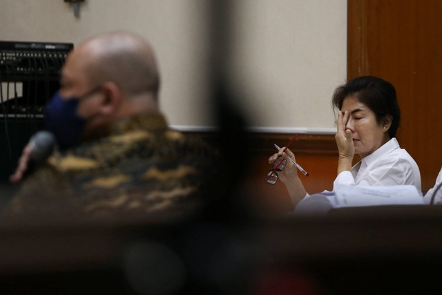 Terdakwa Linda Pujiastuti (kanan) mendengarkan kesaksian terdakwa Irjen Pol Teddy Minahasa (kiri) dalam kasus peredaran narkotika saat sidang lanjutan di Pengadilan Negeri Jakarta Barat, Rabu (1/3/2023). Foto: Rivan Awal Lingga/ANTARA FOTO