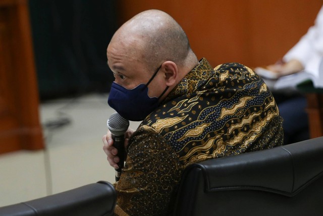 Terdakwa Irjen Pol Teddy Minahasa memberikan keterangan sebagai saksi dalam kasus peredaran narkotika dengan terdakwa AKBP Dody Prawiranegara dan Linda Pujiastuti saat sidang lanjutan di Pengadilan Negeri Jakarta Barat, Jakarta, Rabu (1/3/2023). Foto: Rivan Awal Lingga/ANTARA FOTO