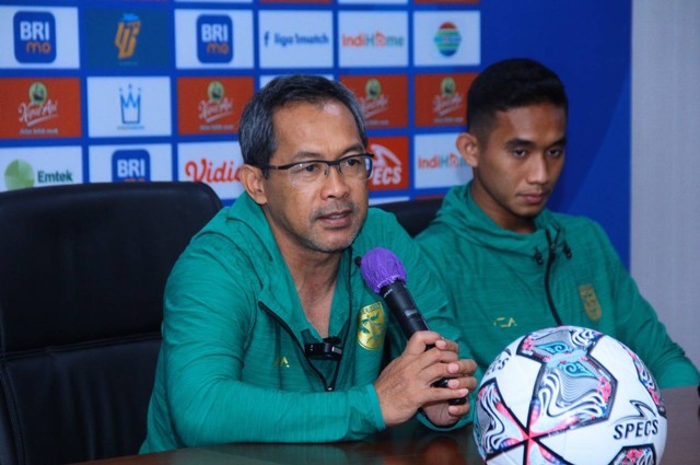 Pelatih Persebaya Aji Santoso bersama Rizky Ridho. Foto: Masruroh/Basra