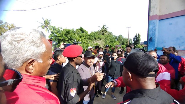 Ketua Bawaslu Kota Sorong Nasir Ahmad saat menjelaskan bahwa pelantikan yang dilakukan PDI Perjuangan Provinsi Papua Barat Daya diluar gedung adalah merupakan kesalahan, foto: Yanti/BalleoNEWS