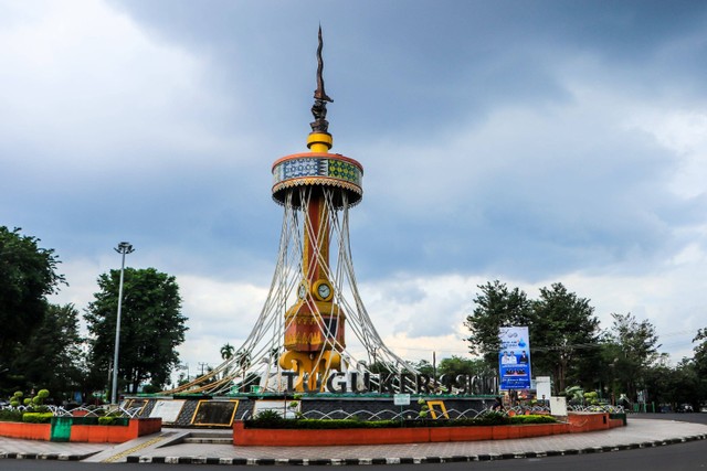 Tugu Keris Siginjai di Paal Merah, Kota Baru, Kota Jambi. Foto: Shutterstock