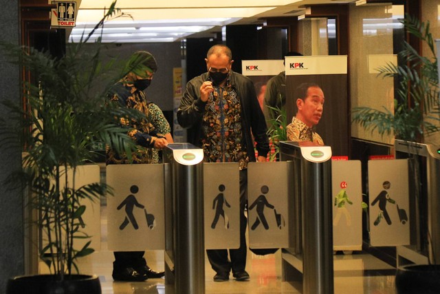 Rafael Alun Trisambodo usai menjalani pemeriksaan di Gedung KPK, Jakarta, Rabu (1/3/2023). Foto: Jamal Ramadhan/kumparan