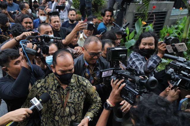 Rafael Alun Trisambodo usai menjalani pemeriksaan di Gedung KPK, Jakarta, Rabu (1/3/2023). Foto: Jamal Ramadhan/kumparan