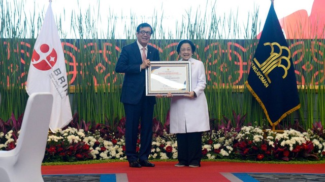Menkumham Yasonna H. Laoly saat menyerahkan penghargaan Tokoh Pendorong Pemajuan Kekayaan Intelektual kepada Megawati Soekarnoputri, Rabu (01/03/2023). Foto: Kemenkumham