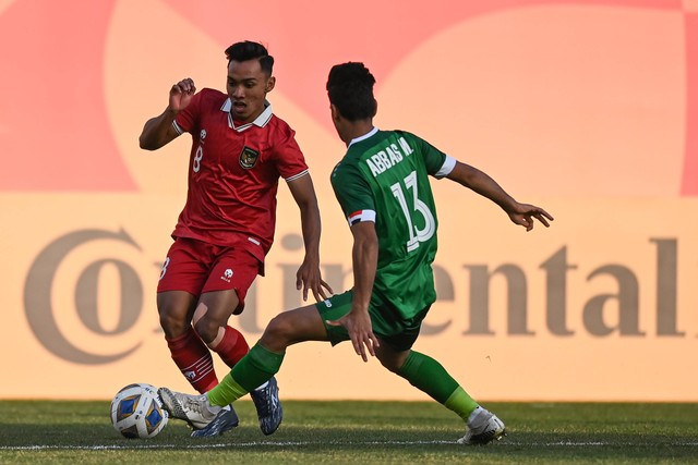 Pemain Timnas U-20 Indonesia Arkhan Fikri berebut bola dengan pemain Timnas U-20 Irak Abbas Majid dalam kualifikasi Grup A Piala Asia U-20 di Stadion Lokomotiv, Tashkent, Uzbekistan, Rabu (1/3/2023). Foto: Sigid Kurniawan/ANTARA FOTO