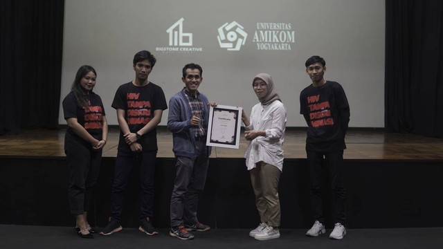 Kru film 'HIV Tanpa Diskriminasi' dalam screening film yang digelar di Institut Francais Indonesia-Yogyakarta. Foto: Bigstone Creative