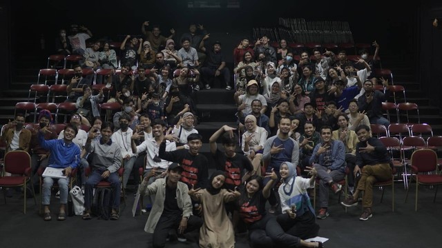 Foto bersama para penonton dan kru usai menonton film 'HIV Tanpa Diskriminasi' di Institut Francais Indonesia-Yogyakarta. Foto: Bigstone Creative