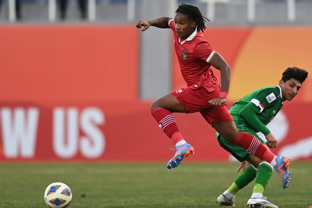 Pemain Timnas U-20 Indonesia Ronaldo Kwateh menggiring bola melewati pemain Timnas U-20 Irak Ali Jasim dalam kualifikasi Grup A Piala Asia U-20 di Stadion Lokomotiv, Tashkent, Uzbekistan, Rabu (1/3/2023).  Foto: Sigid Kurniawan/ANTARA FOTO