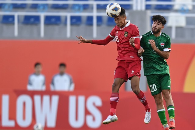 Pemain Timnas U-20 Indonesia Dony Tri Pamungkas (kiri) berebut bola di udara dengan pemain Timnas U-20 Irak Charbel Awni dalam kualifikasi Grup A Piala Asia U-20 di Stadion Lokomotiv, Tashkent, Uzbekistan, Rabu (1/3/2023).  Foto: Sigid Kurniawan/ANTARA FOTO