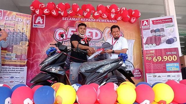 Penyerahan hadiah sepeda motor kepada pelanggan setia Alfamidi yang menang pada program Gelegar Hadiah Keceh Alfamidi di Manado.