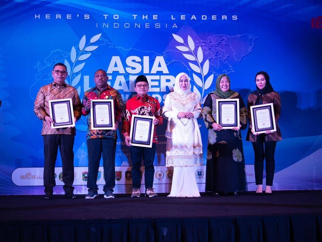 Penyerahan piagam penghargaan Kadis Pendidikan Maybrat Asia Leader Awards 2023, foto: Istimewa
