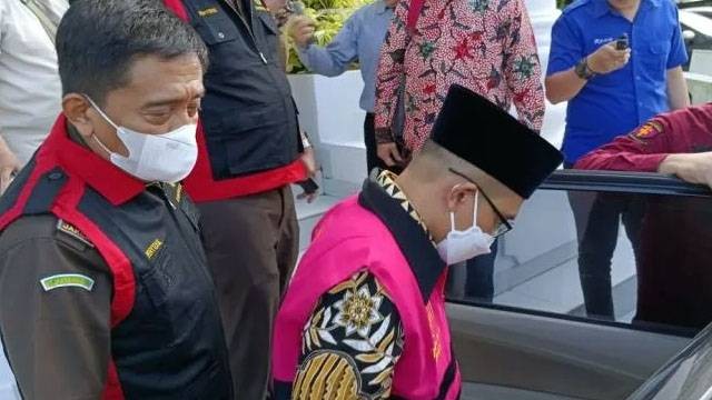 Tersangka kasus dugaan korupsi PDAM Manado ditahan pihak Kejaksaan Tinggi Sulawesi Utara. (foto: istimewa/Kejati Sulut)