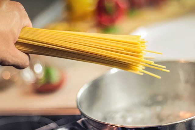 https://pixabay.com/id/users/jeshoots-com-264599/ - makanan khas dari italia