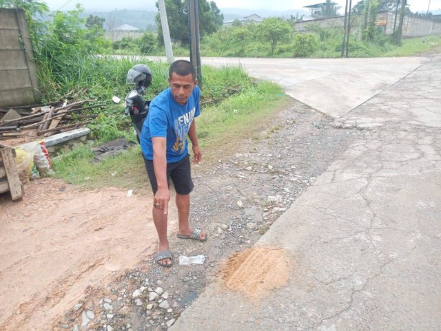 Seorang Pria Tergeletak Bersimbah Darah di Bandar Lampung, Diduga Ada Luka Tusuk (1)