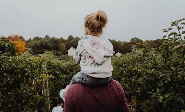 Ilustrasi kata kata doa untuk anak perempuan, Foto oleh Kelly Sikkema di Unsplash