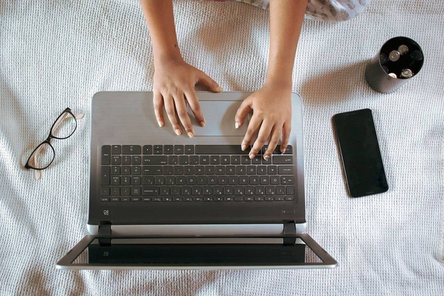 Ilustrasi sedang mengecek nomor Jamsostek secara online. Foto: Pixabay