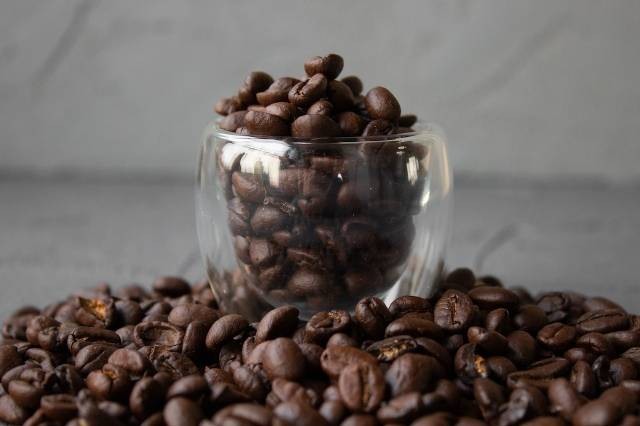 Ilustrasi perbedaan kopi robusta dan arabika. Sumber: Pixabay