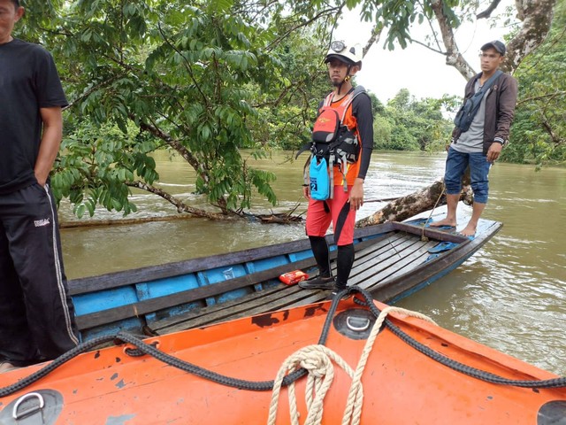 Tim SAR Gabungan melakukan pencarian terhadap 3 korban yang hilang, usai perahu yang mengangkut pengantin terbalik di Sungai Momong, Bengkayang. Foto: Dok Kantor SAR Pontianak