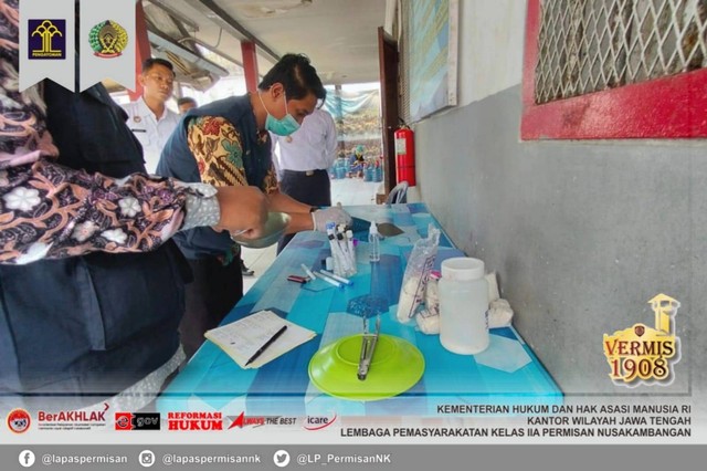 sumber https://lapaspermisan.kemenkumham.go.id/berita-utama/berlanjut-labkesda-banyumas-sambangi-dapur-lapas-permisan-uji-sertifikasi-laik-higiene