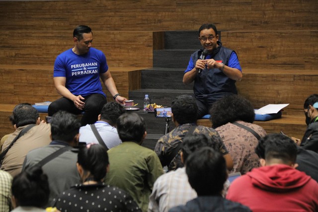 Bakal calon presiden Koalisi Perubahan Anies Baswedan bersama Ketum DPP Partai Demokrat Agus Harimurti Yudhoyono (AHY) berdiskusi dalam Dialog Gagasan Partai Demokrat di Auditorium Yudhoyono, Kantor DPP Partai Demokrat, Jakarta, Kamis (2/3/2023). Foto: Jamal Ramadhan/kumparan