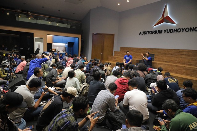Bakal calon presiden Koalisi Perubahan Anies Baswedan bersama Ketum DPP Partai Demokrat Agus Harimurti Yudhoyono (AHY) berdiskusi dalam Dialog Gagasan Partai Demokrat di Auditorium Yudhoyono, Kantor DPP Partai Demokrat, Jakarta, Kamis (2/3/2023). Foto: Jamal Ramadhan/kumparan