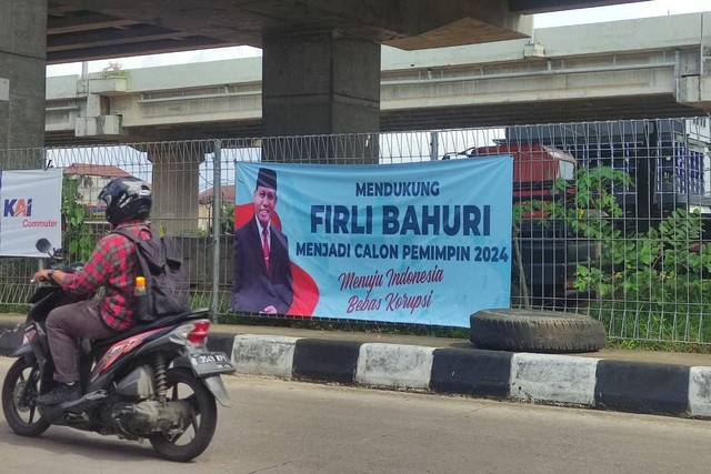 Beredar spanduk dukungan "Firli Bahuri Calon Pemimpin 2024" di kawasan Kalimalang, Jakarta Timur. Foto: Dok. Istimewa
