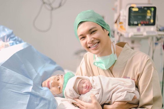 Dinda Hauw melahirkan anak kedua.
 Foto: Instagram/@rey_mbayang