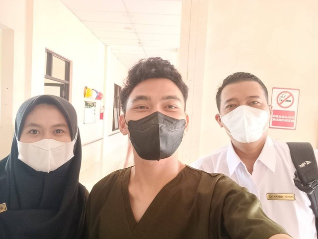 Dosen Spesialis Medikal Bedah "Prima Trisna Aji" ketika melakukan supervisi mahasiswa Anestesiologi UMP di Ruang ICU/Foto : Dokpri