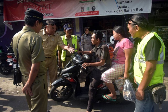Satpol PP Kota Yogya dan DLH Kota Yogya melakukan operasi masyarakat yang membuang sampah sembarangan. Foto: Humas Pemkot Yogya