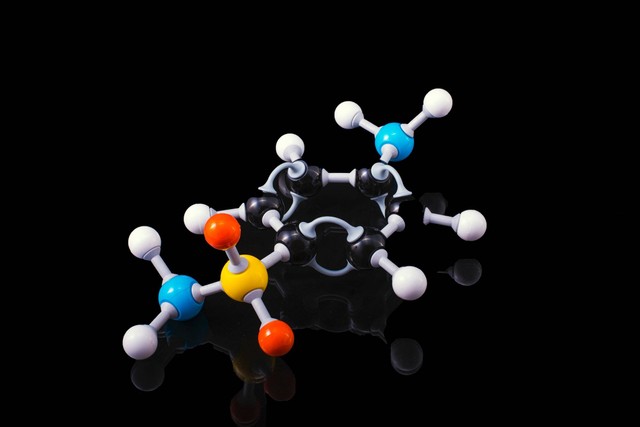 Ilustrasi Ikatan kimia yang terdapat pada senyawa NH4Cl adalah (Foto: Terry Vlisidis | Unsplash.com)