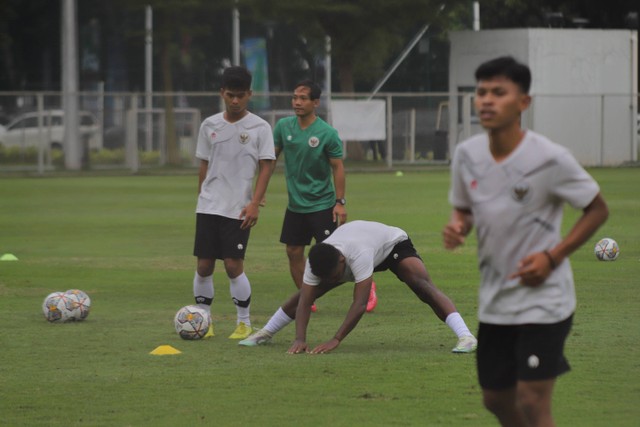 Timnas U-22 Indonesia menggelar sesi latihan di Lapangan A Stadion Gelora Bung Karno, Kamis (2/3). Foto: Jamal Ramadhan/kumparan