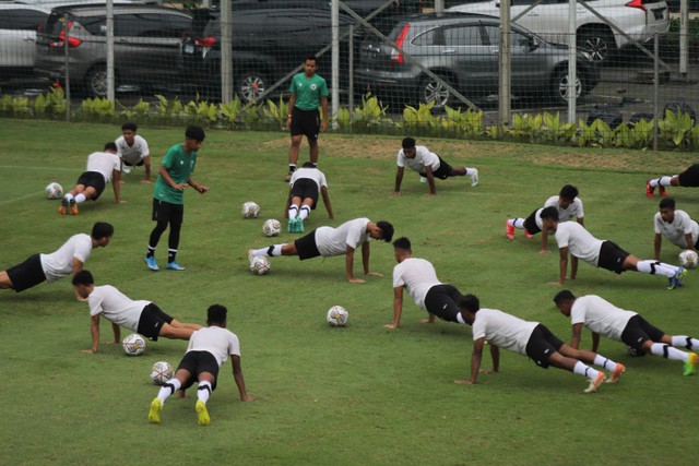 Timnas U-22 Indonesia menggelar sesi latihan di Lapangan A Stadion Gelora Bung Karno, Kamis (2/3).
 Foto: Jamal Ramadhan/kumparan