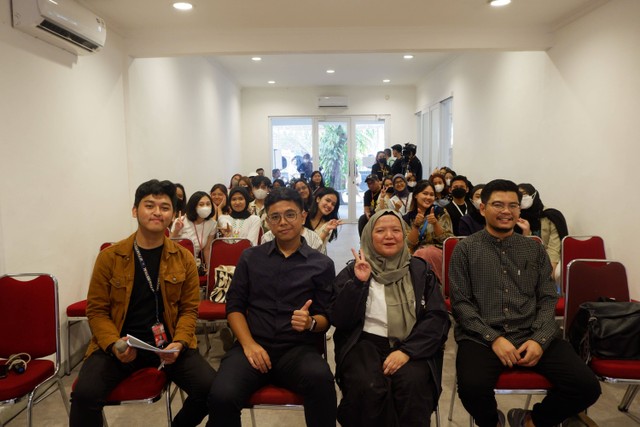 Diskusi Publik ‘Bedah Media 101: Menghadapi Pasang Surut Informasi di Ruang Digital’ di Comm Creation & Career Day pada Jumat (10/2). Foto: Dokumentasi Panitia Pekan Komunikasi UI