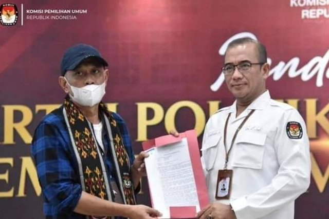 Ketum Partai Prima Agus Jabo Priyanto (kiri) menyerahkan dokumen pendaftaran partai peserta Pemilu 2024 ke Ketua KPU Hasyim Asy'ari pada 1 Agustus 2022. Foto: KPU