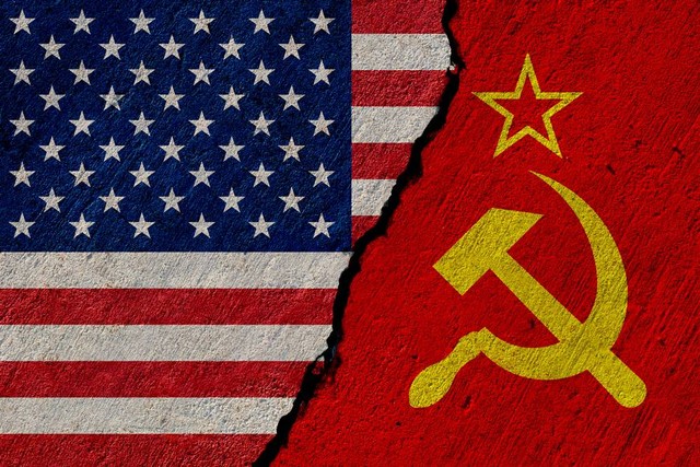 Amerika Serikat dan Uni Soviet, dua negara besar yang terlibat perang dingin di abad ke-20 (Foto: shutterstock.com/photoveterok)