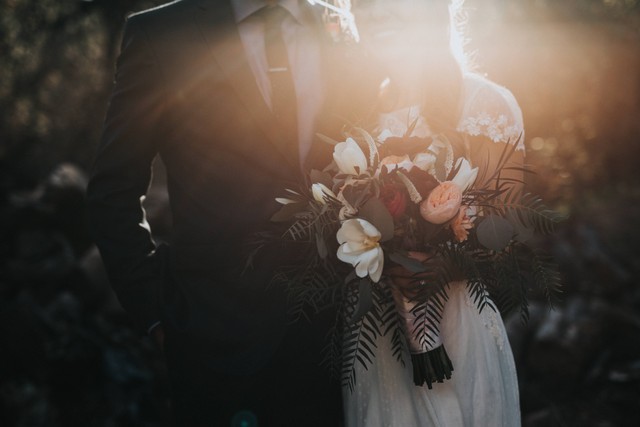 Ilustrasi kata-kata pernikahan romantis untuk pengantin baru. Foto: Unsplash/Nathan Dumlao