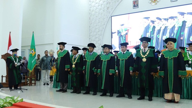 Sekjen Kemenag RI Prof Nizar Ali mengukuhkan tujuh guru besar UIN Ar Raniry Banda Aceh, Kamis (2/3/2023). Foto: Dok. UIN Ar-Raniry