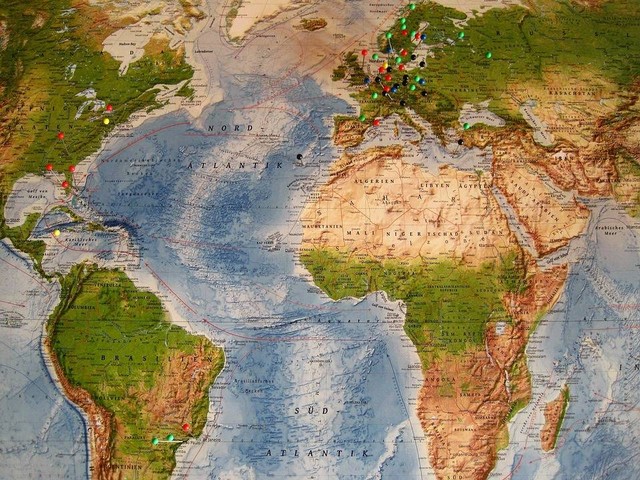https://pixabay.com/id/users/assy-1343180/ - berdasarkan letak astronomisnya benua afrika dan benua asia sama-sama