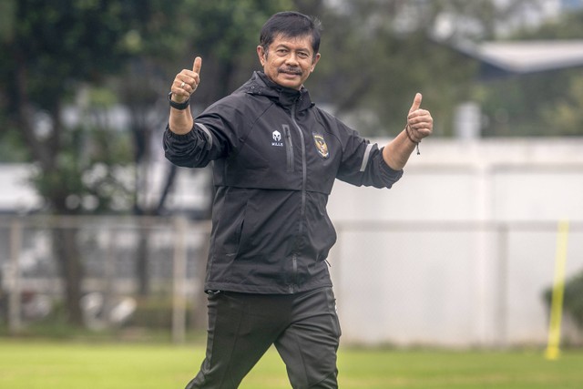 Pelatih Sepak Bola Indra Sjafri memimpin jalannya pemusatan latihan Timnas U-22 di Lapangan A, kawasan Gelora Bung Karno, Jakarta, Kamis (2/3/2023). Foto: ANTARA FOTO/Muhammad Adimaja