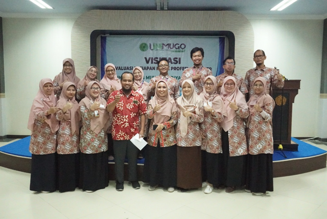 Foto Bersama APTFI Apt.Aziz Saifuddin, Ph.D dengan Rektor Unimugo Dr.Herniyatun, M.Kep.,Sp,Mat dan Tim Task Force Prodi Apoteker. Foto: Dok.Humas Unimugo. 