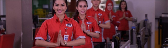 Pegawai JNE yang siaga melayani kebutuhan masyarakat Indonesia. Sumber foto: JNE